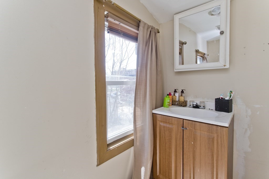 53 Whiting Street Springfield, MA 01107 - Photo 27 of 42