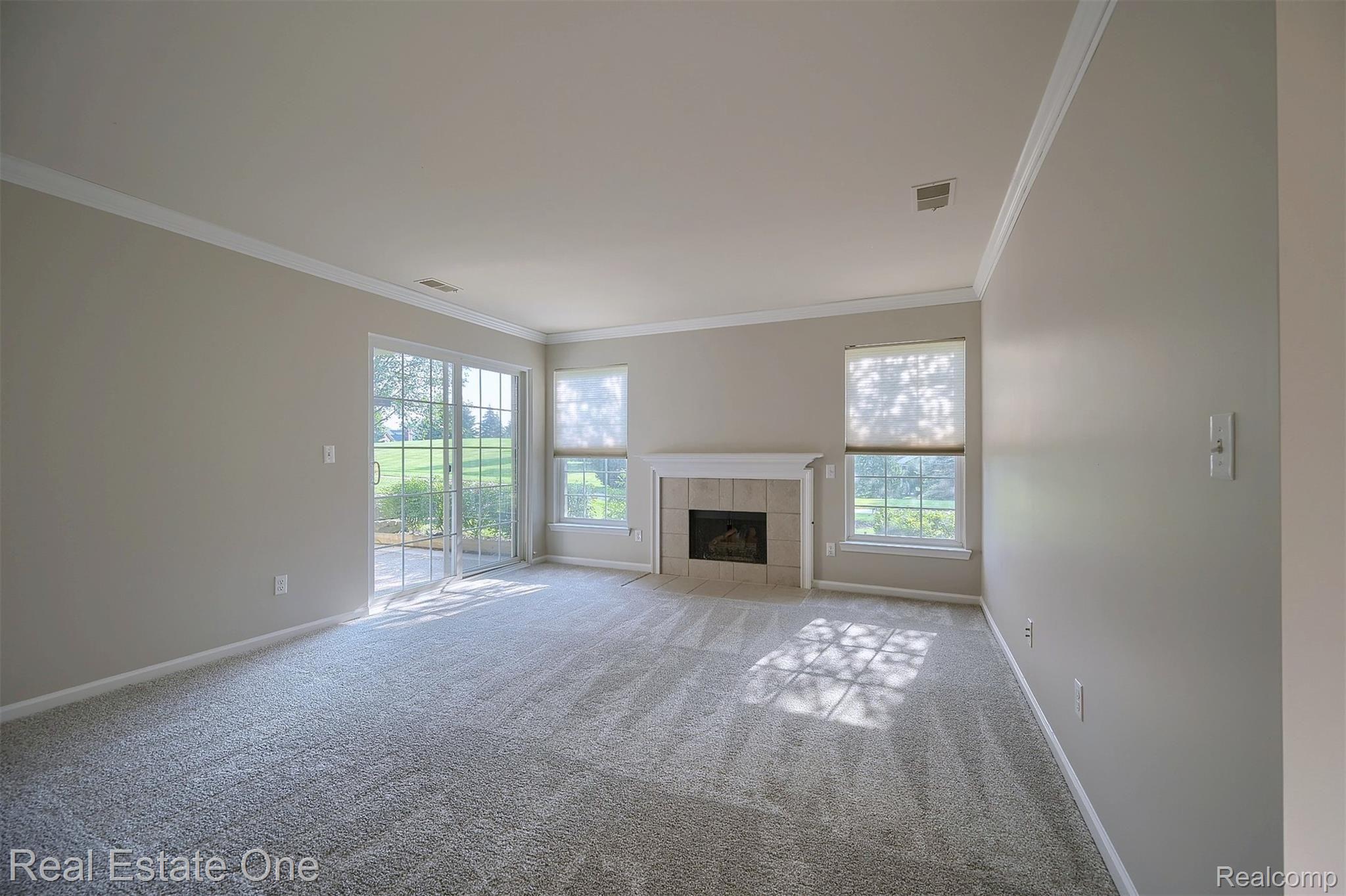 5353 Brookemonte Circle Rochester, MI 48306 - Photo 3 of 32 4-Great-Room.jpg