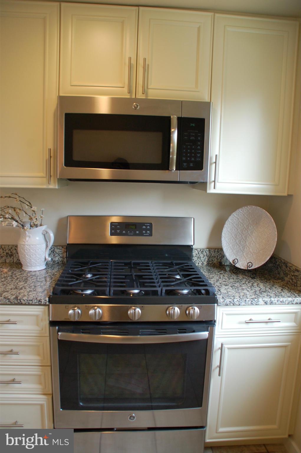 1021 Grovehill Road Baltimore, MD 21227 - Photo 6 of 30 Kitchen