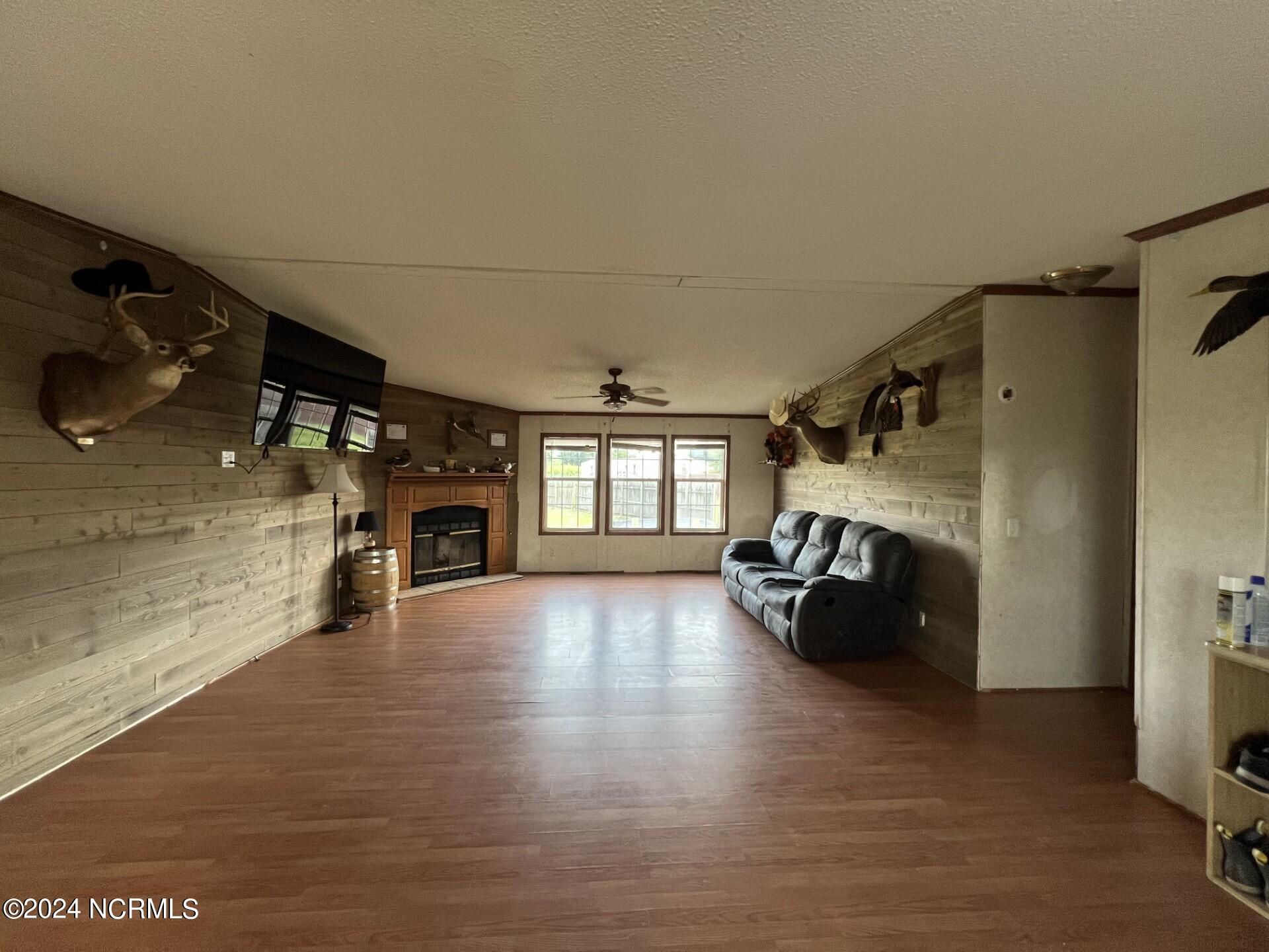 699 Fillmore Road Tarboro, NC 27886 - Photo 6 of 9 699 Fillmore living area2
