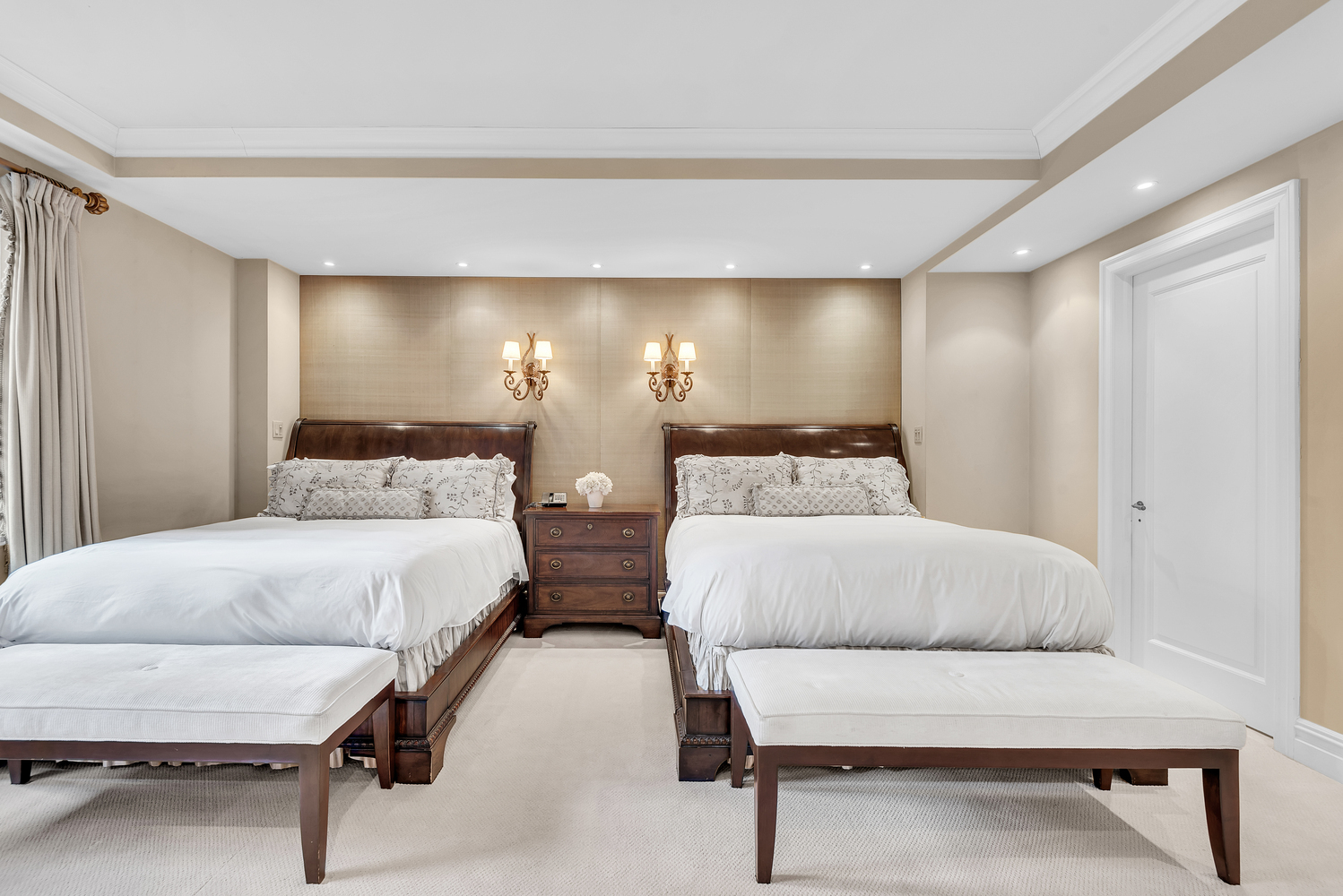 160 Central Park South, Unit 1015/1018 Manhattan, NY 10019 - Photo 8 of 15 a bedroom with a bed and lamp