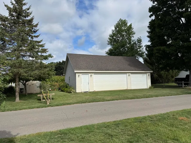 $779,900 | 704 Pearl Beach Drive South, Coldwater, MI 49036