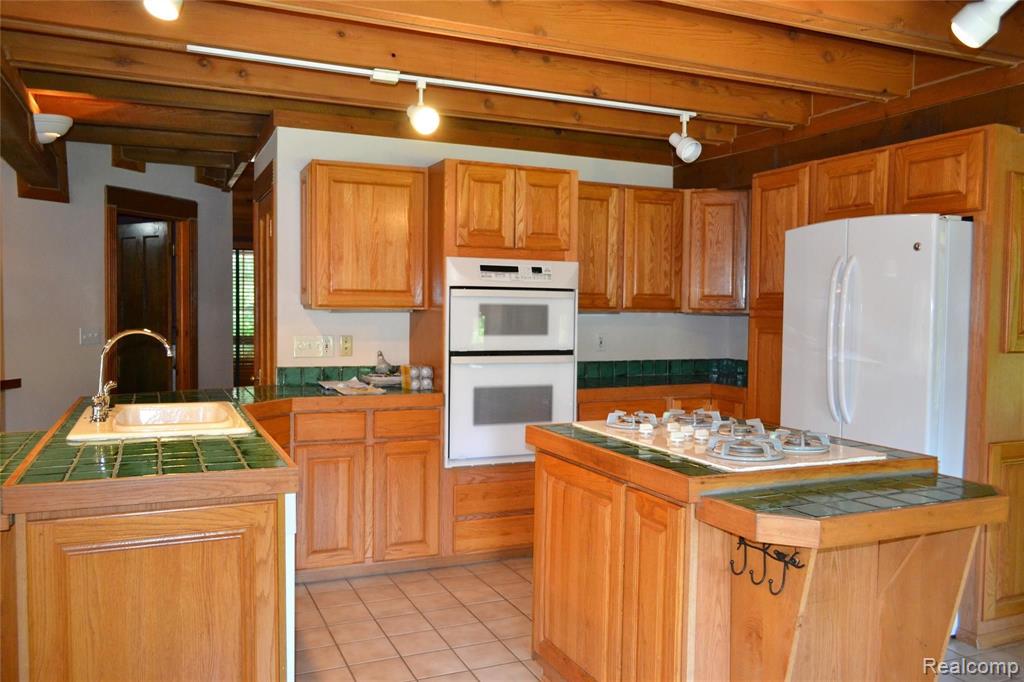 6556 Crooked Lake Road Brighton, MI 48116 - Photo 7 of 34