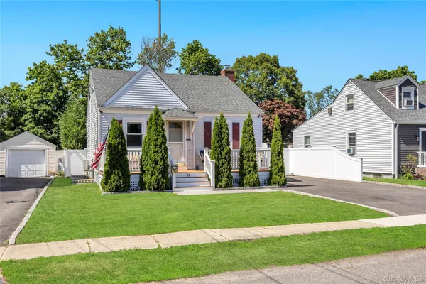 $569,990 | 11 Irving Place, Islip Terrace, NY 11752