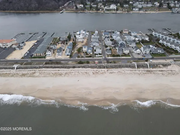 $1,800 | 4 Via Ripa Way, Unit 3, Sea Bright, NJ 07760