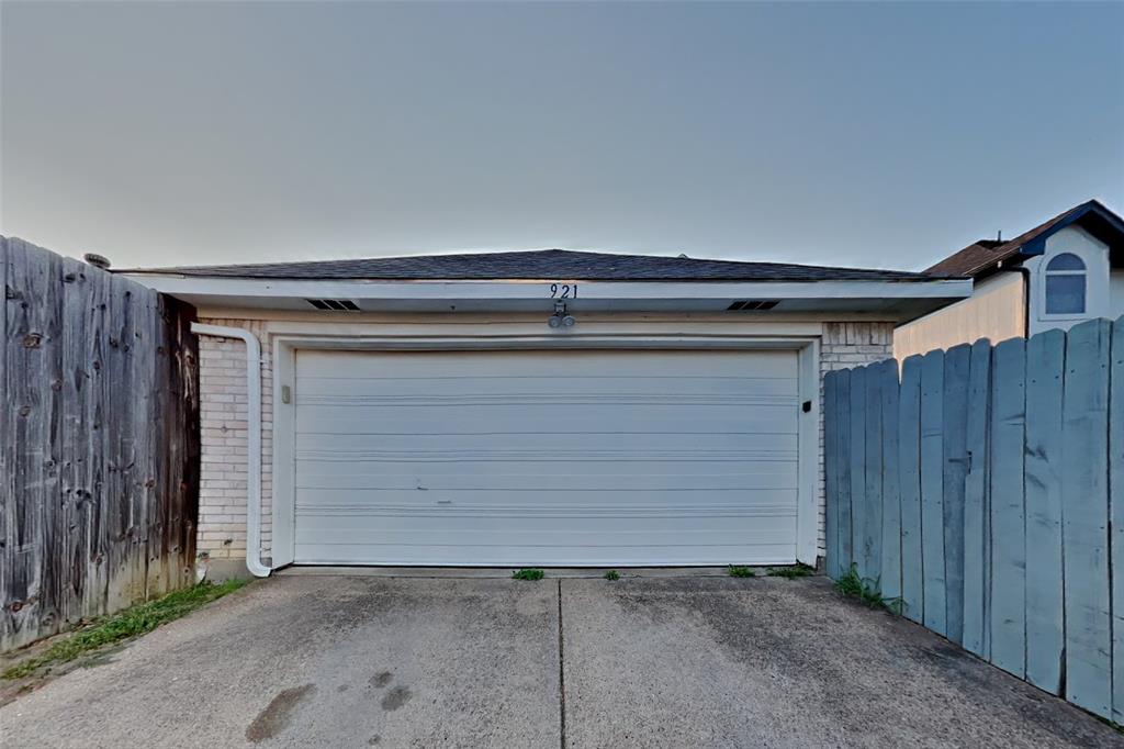 921 Mossberg Lane Mesquite, TX 75181 - Photo 14 of 17 Garage with driveway