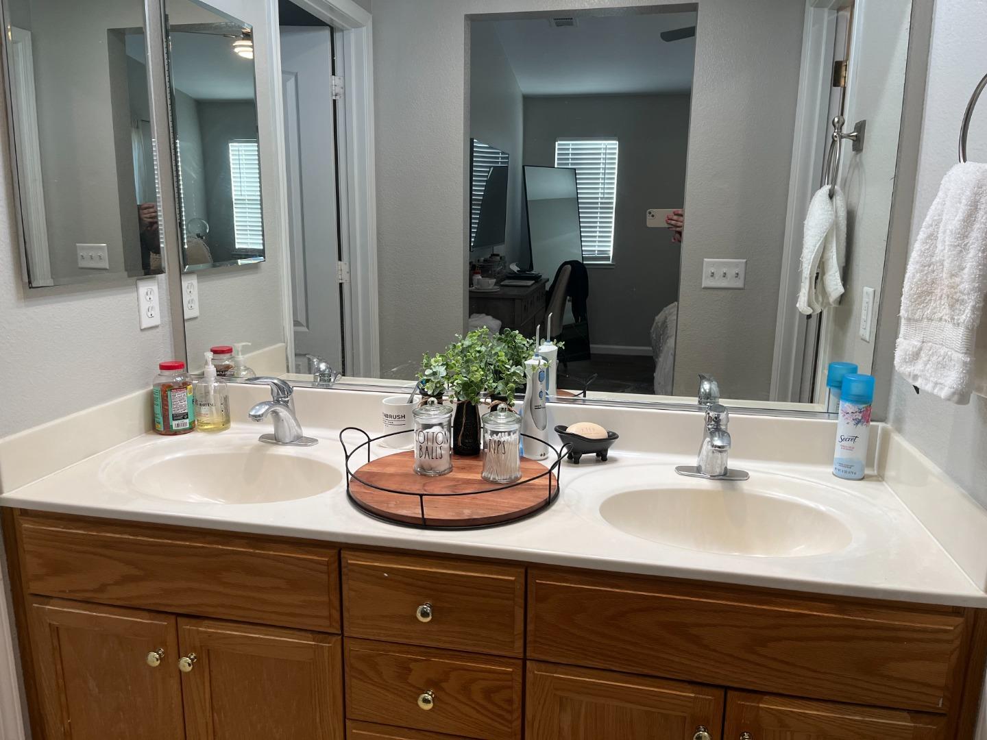 4184 Ivory Lane Turlock, CA 95382 - Photo 10 of 11 a bathroom with double vanity sinks and a mirror