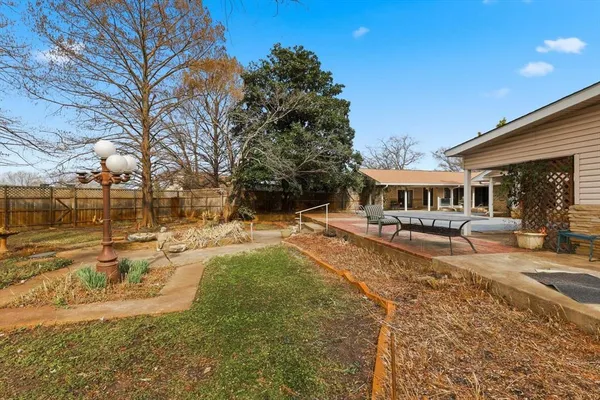 a view of a house with backyard
