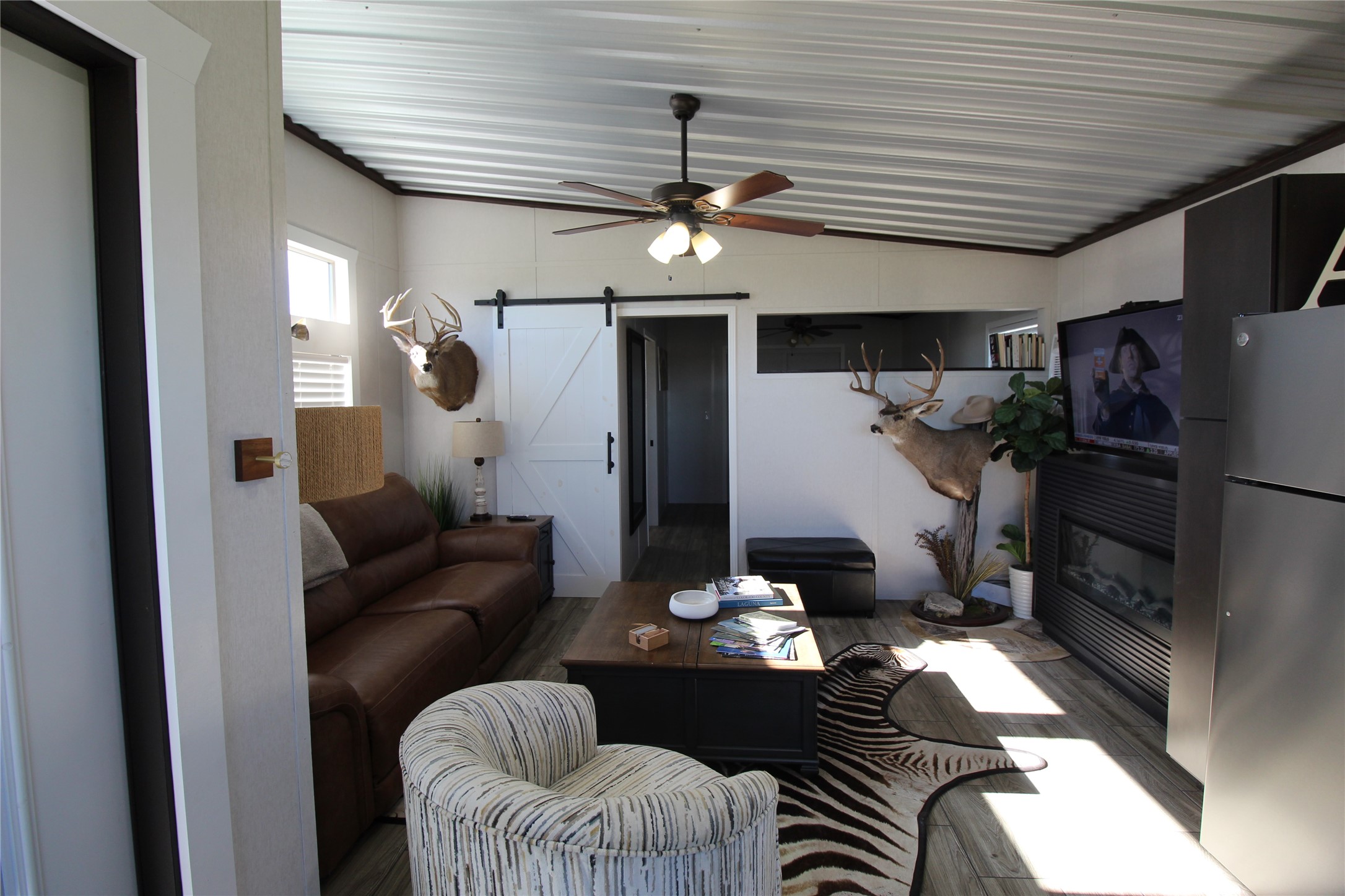 1524 Shaws Bend Road Columbus, TX 78934 - Photo 4 of 19 a living room with furniture and a chandelier