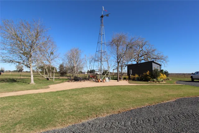 a view of a fountain in front of a house