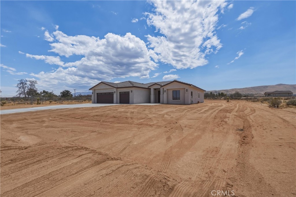 23505 Del Oro Road Apple Valley, CA 92308 - Photo 3 of 43 Gallery Image 3