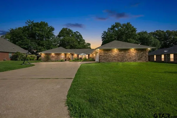 $395,000 | 517 Charmwood Drive, Chandler, TX 75758