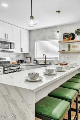 $2,800 | 425 Golden Valley Drive, Henderson, NV 89002