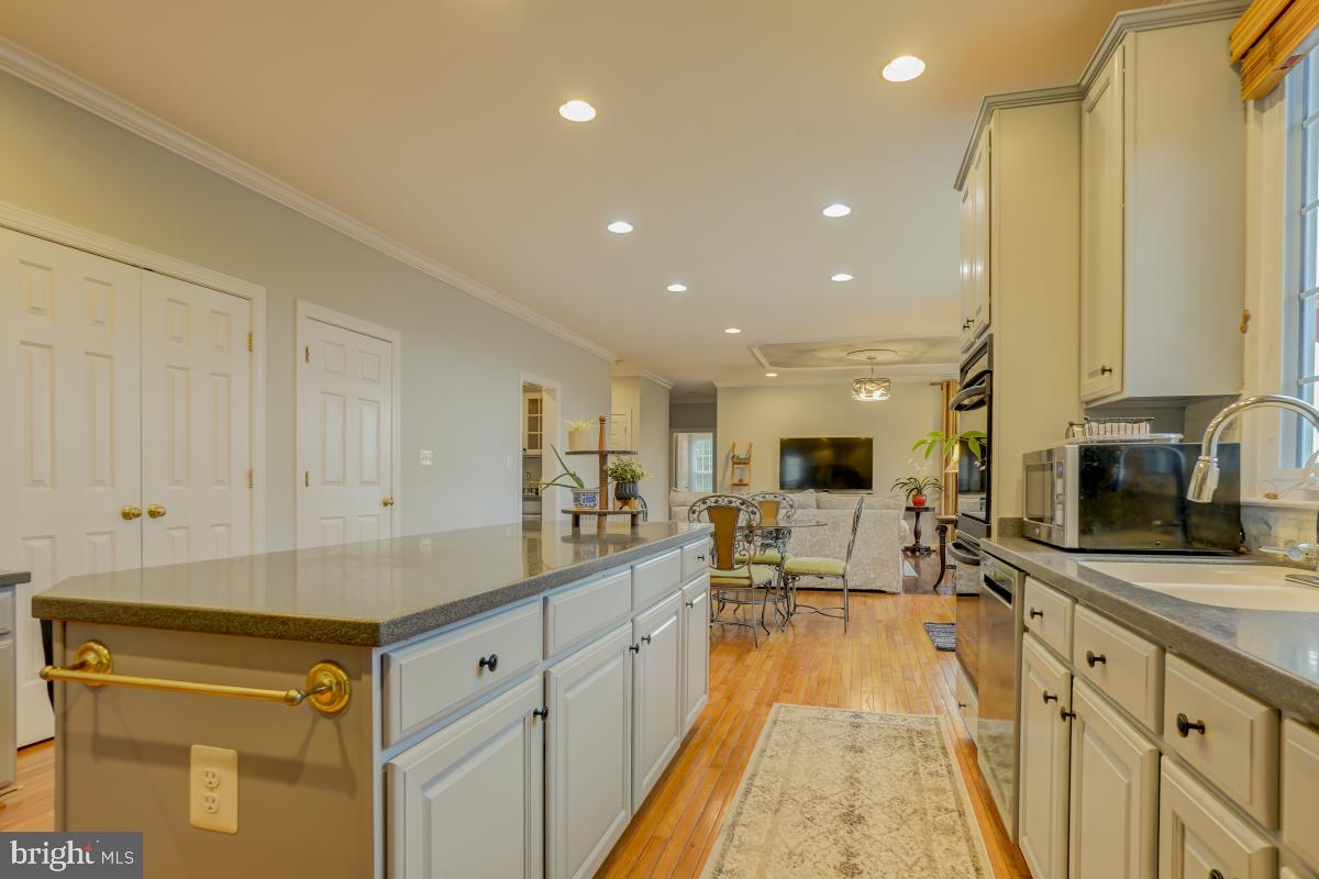 13932 Bromfield Road Germantown, MD 20874 - Photo 15 of 41 Kitchen with Island
