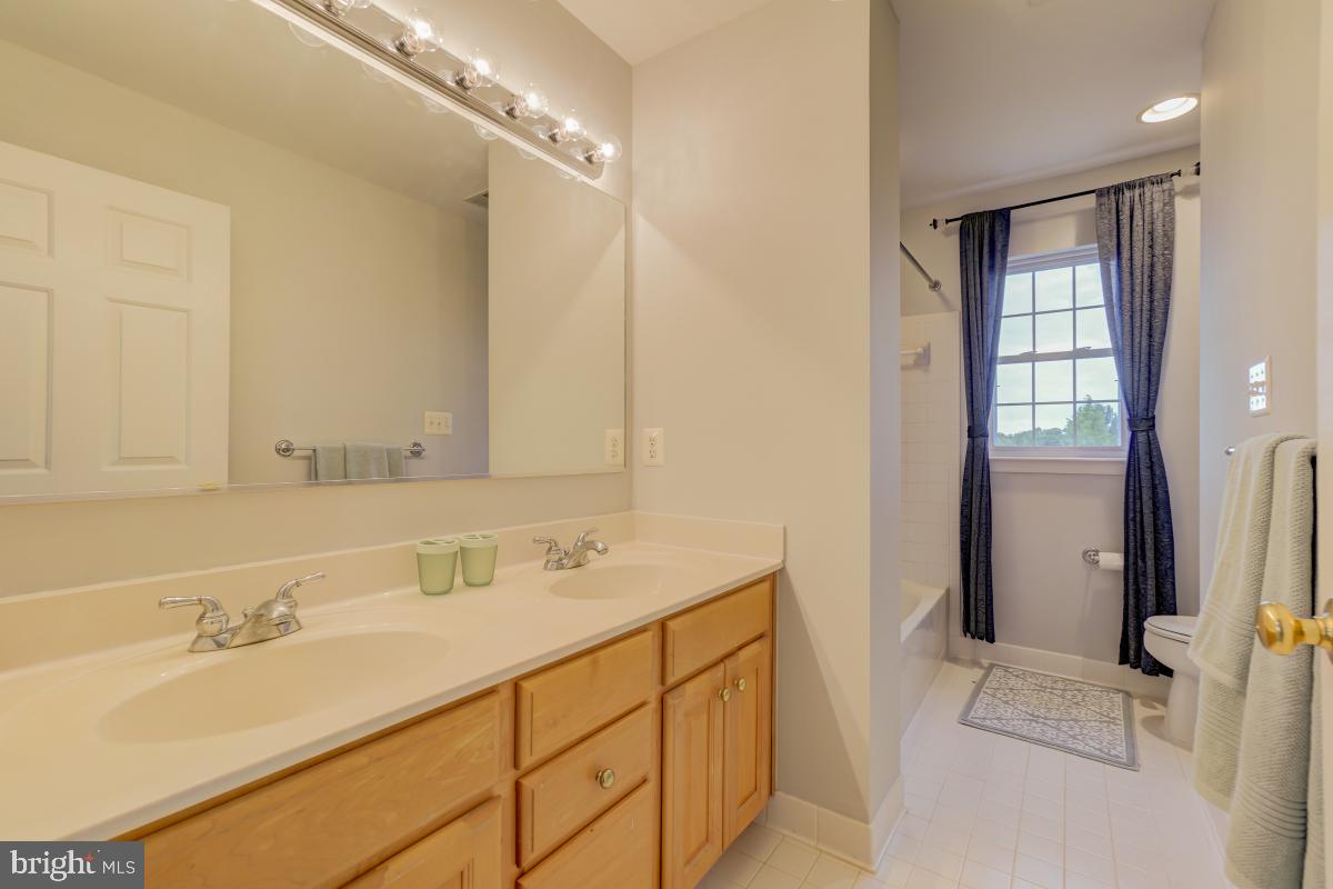 13932 Bromfield Road Germantown, MD 20874 - Photo 26 of 41 Hallway Bathroom