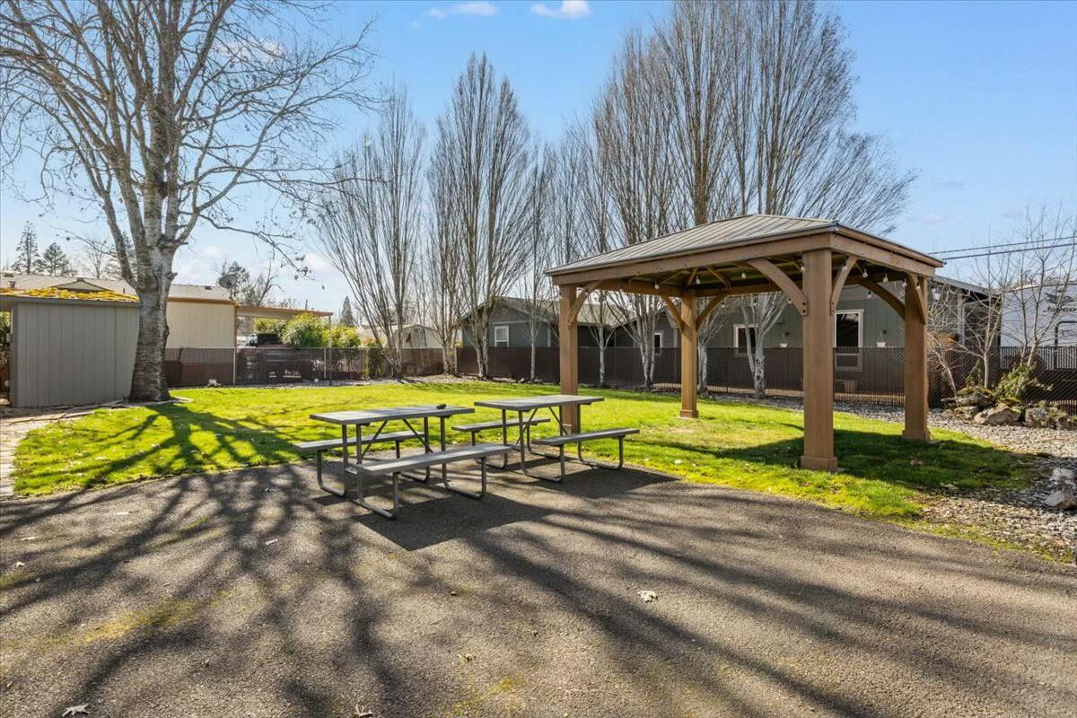 470 Old Highway 62, Unit 40 Eagle Point, OR 97524 - Photo 22 of 22 Court yard area
