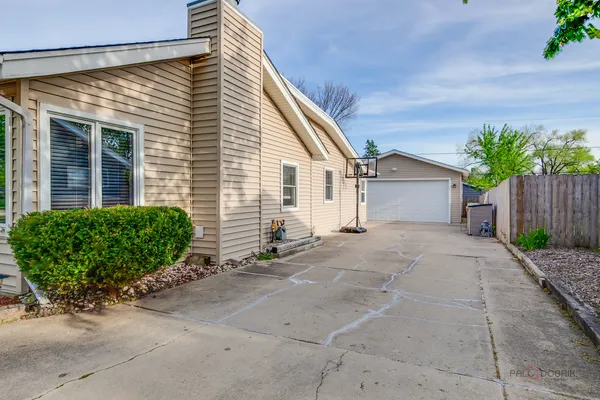 $449,000 | 85 Kingman Lane, Hoffman Estates, IL 60169