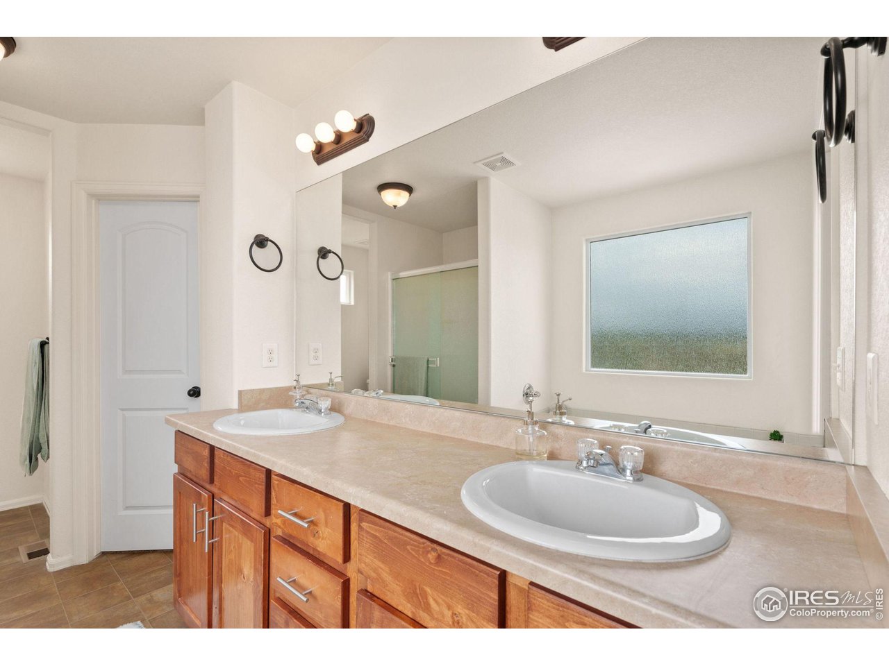 7808 West 11th St Road Greeley, CO 80634 - Photo 15 of 25 Double vanities, tub and separate shower in the primary bathroom