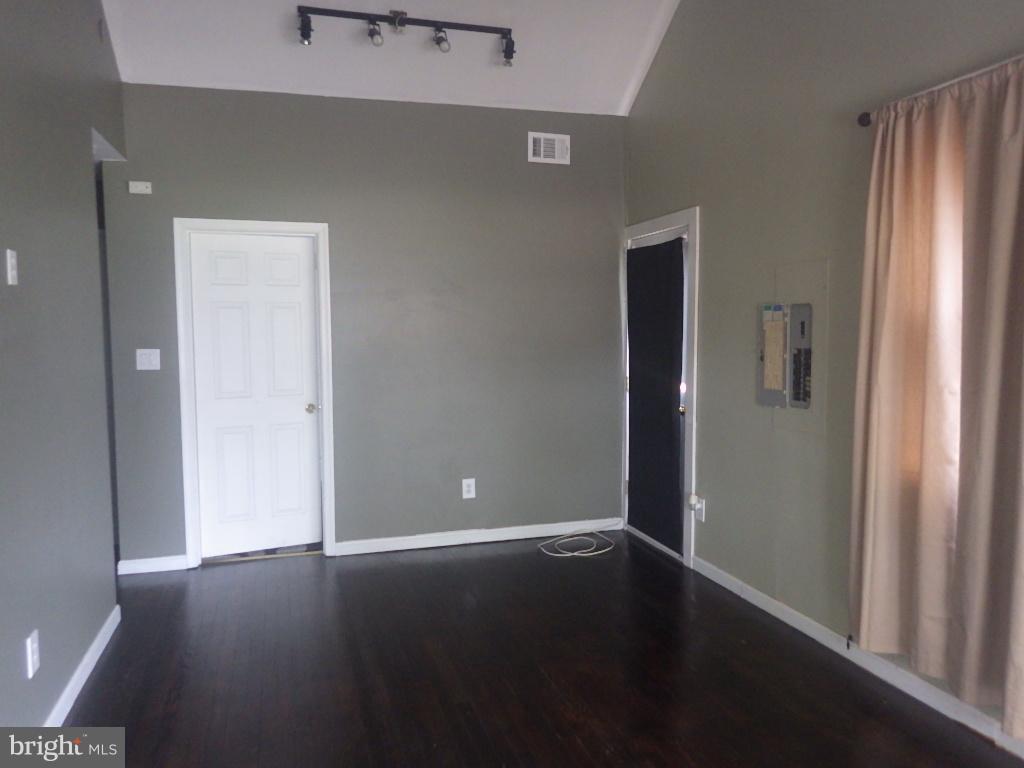 1514 Lincoln Road Shady Side, MD 20764 - Photo 4 of 10 Living Room