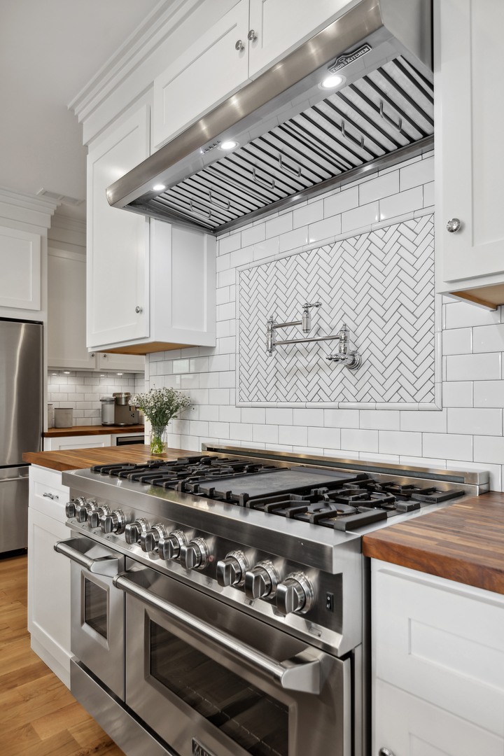 112 Beachway Drive Fox River Grove, IL 60021 - Photo 19 of 37 a stove top oven sitting inside of a kitchen