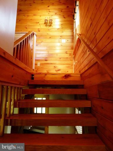 23183 Cobb House Road Middleburg, VA 20117 - Photo 13 of 21 stairs to master