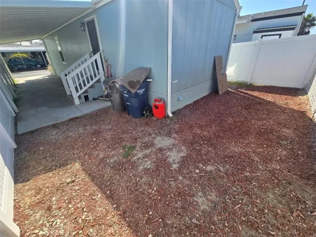 a view of a backyard