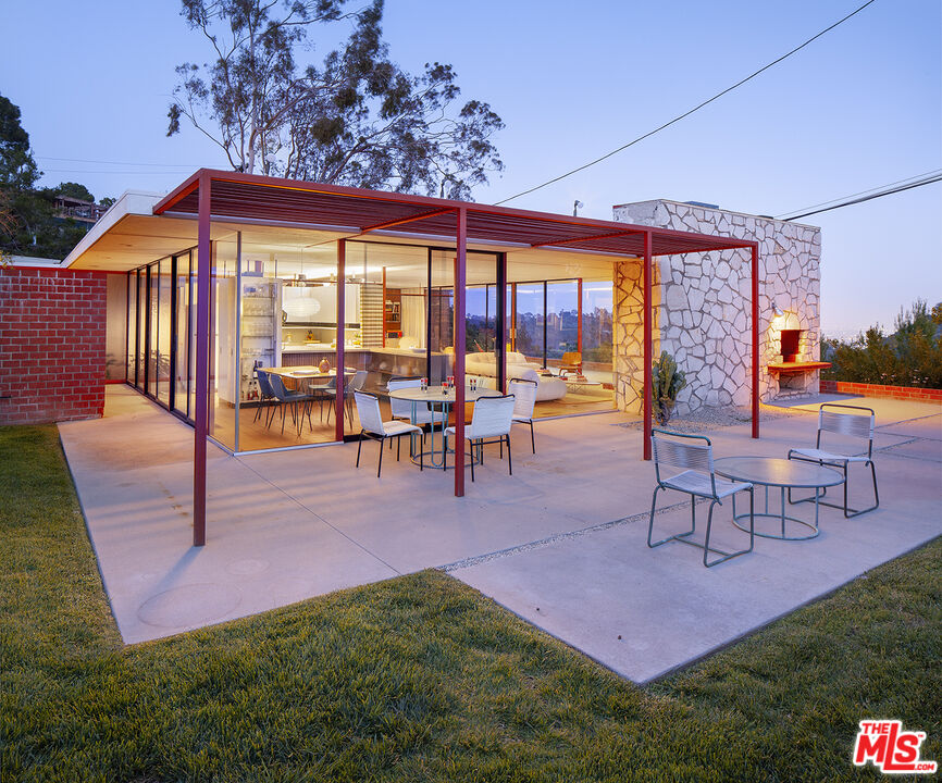 1811 Bel Air Road Los Angeles, CA 90077 - Photo 21 of 28 a patio with table and chairs