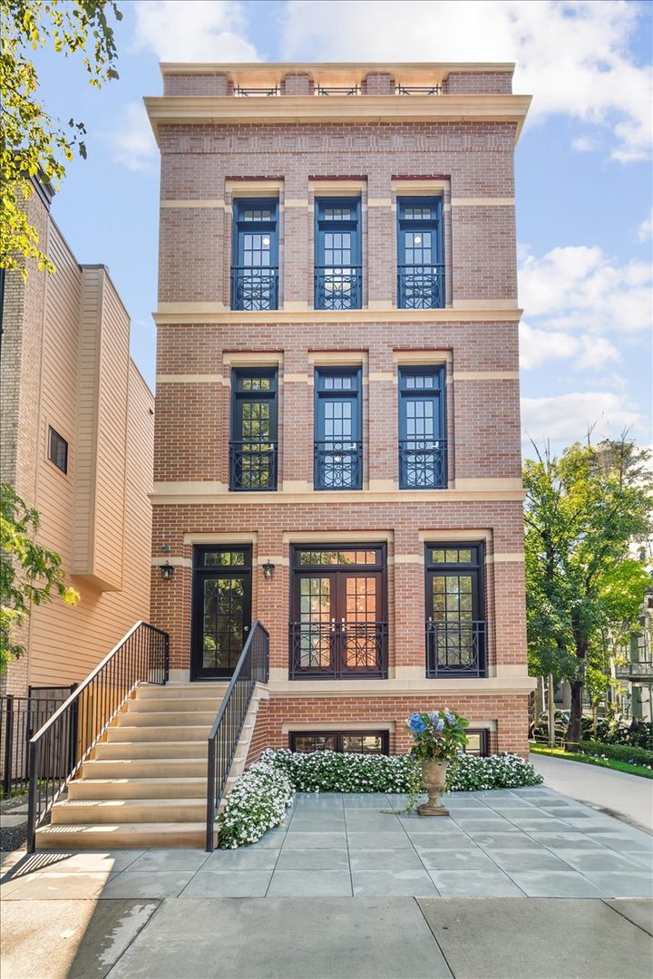 1457 West Roscoe Street, Unit 2 Chicago, IL 60657 - Photo 1 of 16 a front view of a building
