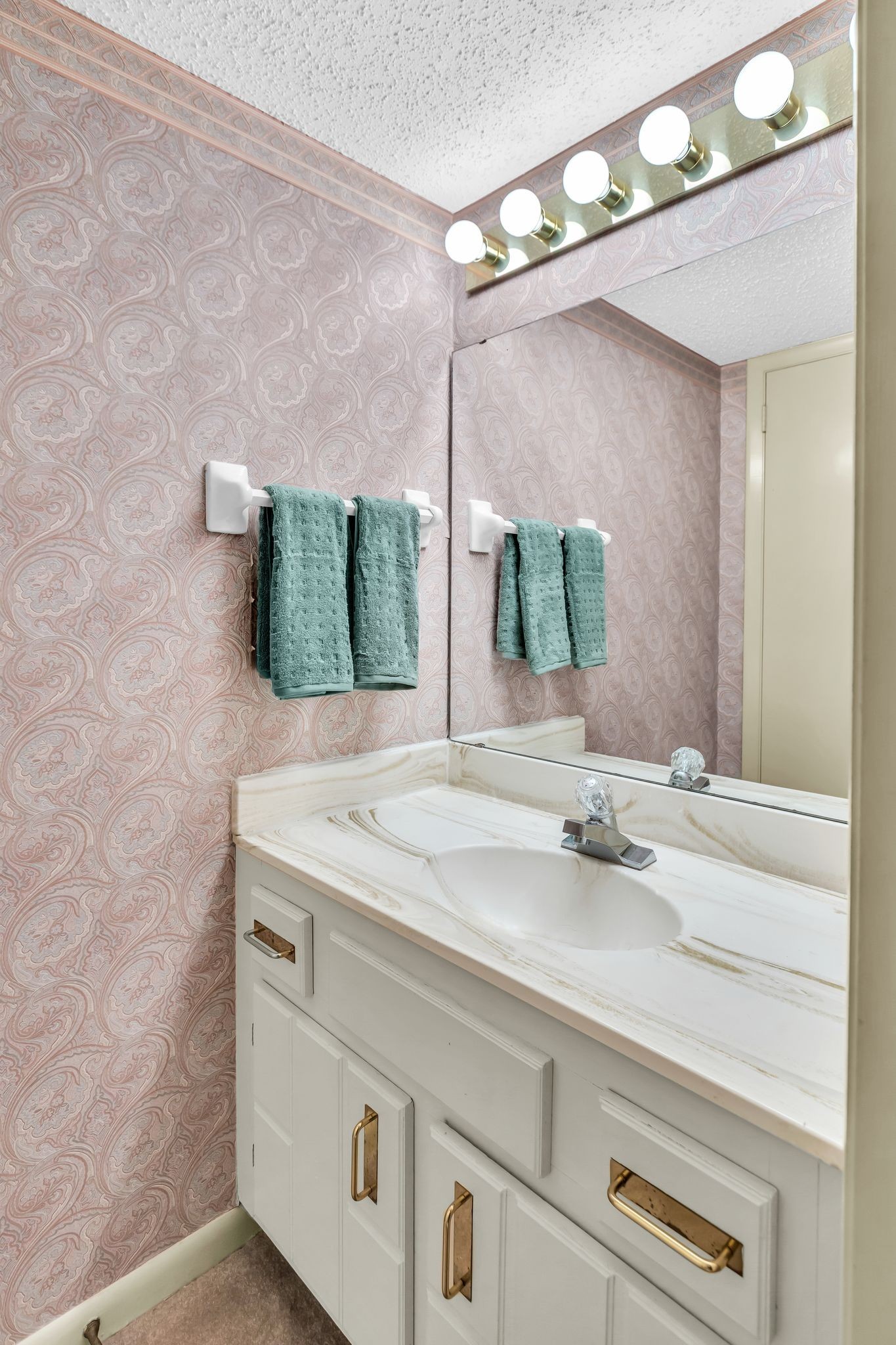 21 Vaughns Gap Road, Unit A22 Nashville, TN 37205 - Photo 13 of 28 a bathroom with a sink and a mirror