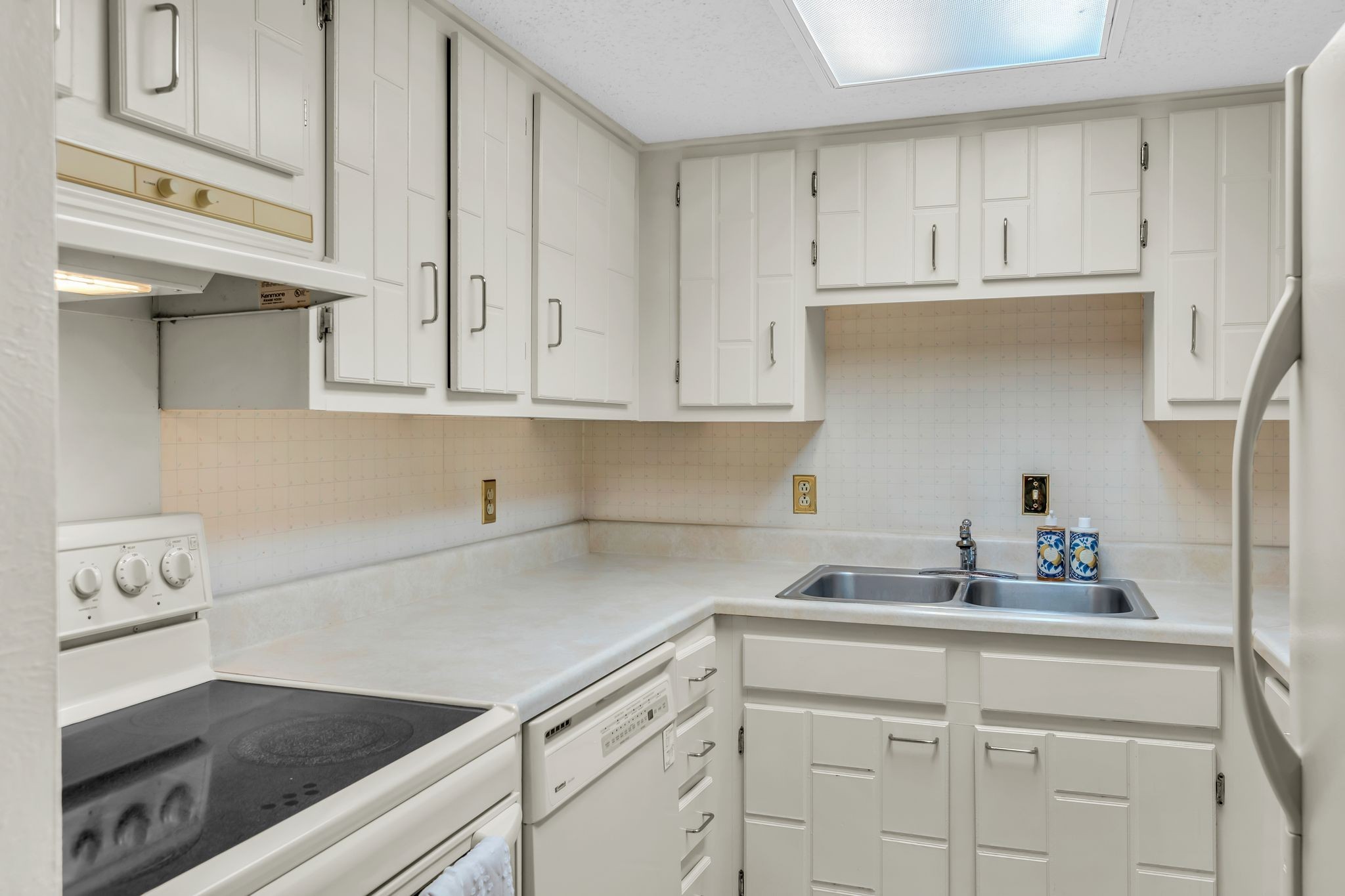 21 Vaughns Gap Road, Unit A22 Nashville, TN 37205 - Photo 8 of 28 a kitchen with white cabinets and a sink