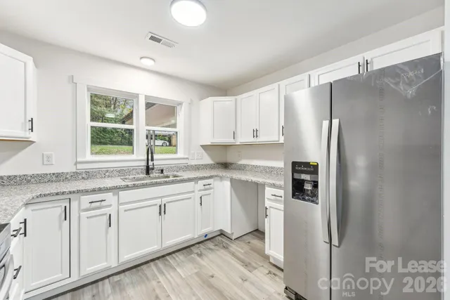 $1,700 | 530 11th St Place Southwest, Hickory, NC 28602