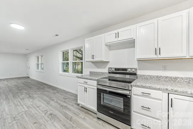 $1,700 | 530 11th St Place Southwest, Hickory, NC 28602