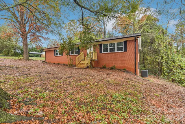 $1,700 | 530 11th St Place Southwest, Hickory, NC 28602