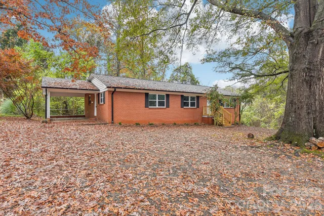 $1,700 | 530 11th St Place Southwest, Hickory, NC 28602