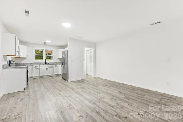 $1,700 | 530 11th St Place Southwest, Hickory, NC 28602