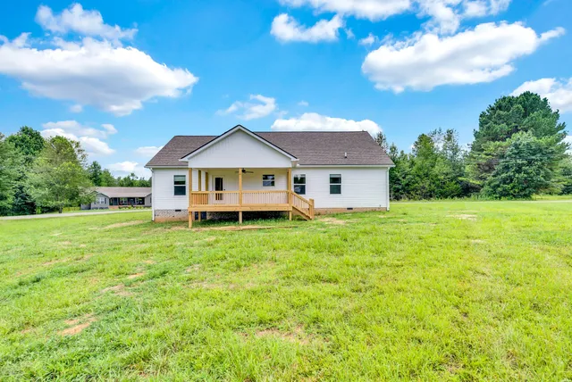 a view of a house with a backyard