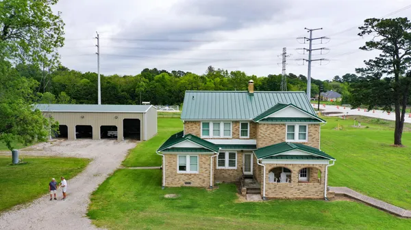 $1,660,000 | 2222 North Main Street, Highlands, TX 77562