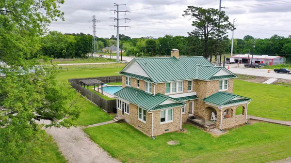 $1,660,000 | 2222 North Main Street, Highlands, TX 77562