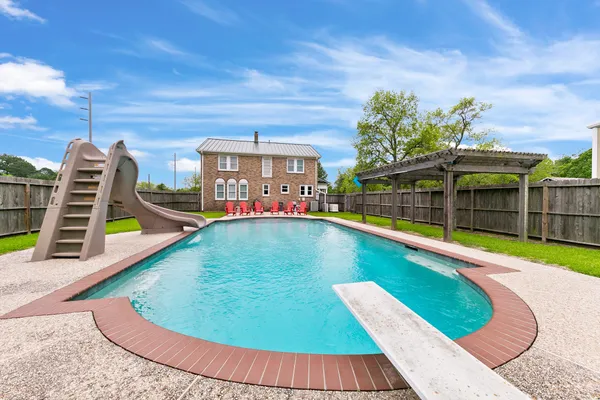 $1,660,000 | 2222 North Main Street, Highlands, TX 77562