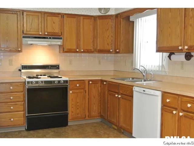 $169,900 | 711 Daly Drive, Jacksonville, IL 62650