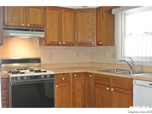 $169,900 | 711 Daly Drive, Jacksonville, IL 62650