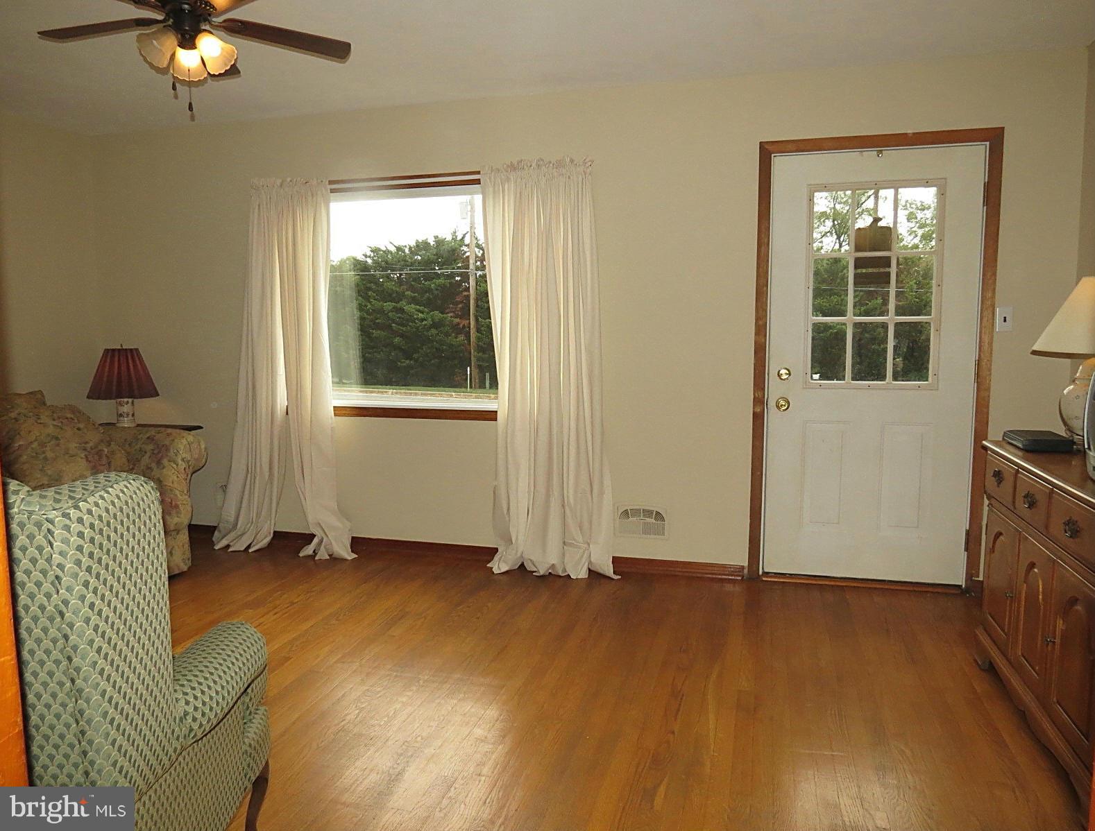 4702 Ridge Road Mount Airy, MD 21771 - Photo 3 of 27 Living Room