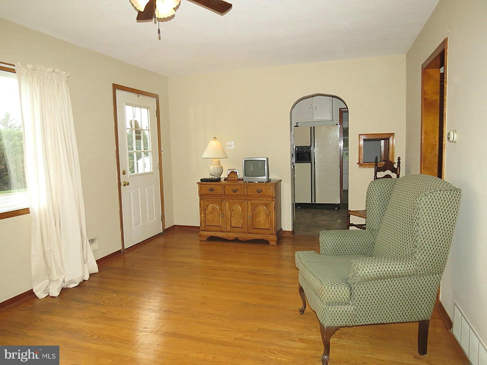 4702 Ridge Road Mount Airy, MD 21771 - Photo 4 of 27 Living Room