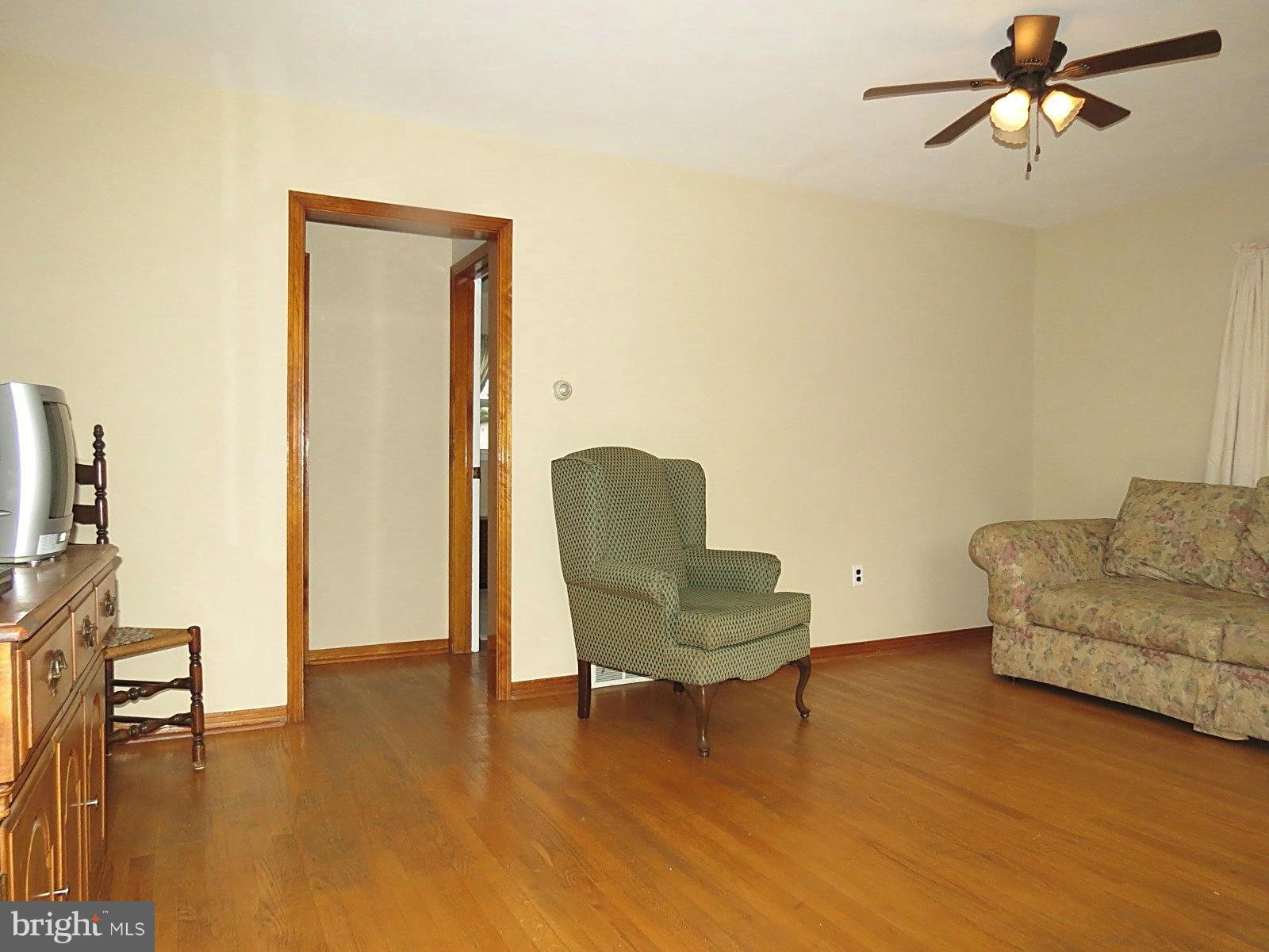 4702 Ridge Road Mount Airy, MD 21771 - Photo 5 of 27 Living Room