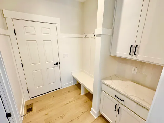 $679,900 | 8318 Kettle Hill Southeast, Alto, MI 49302