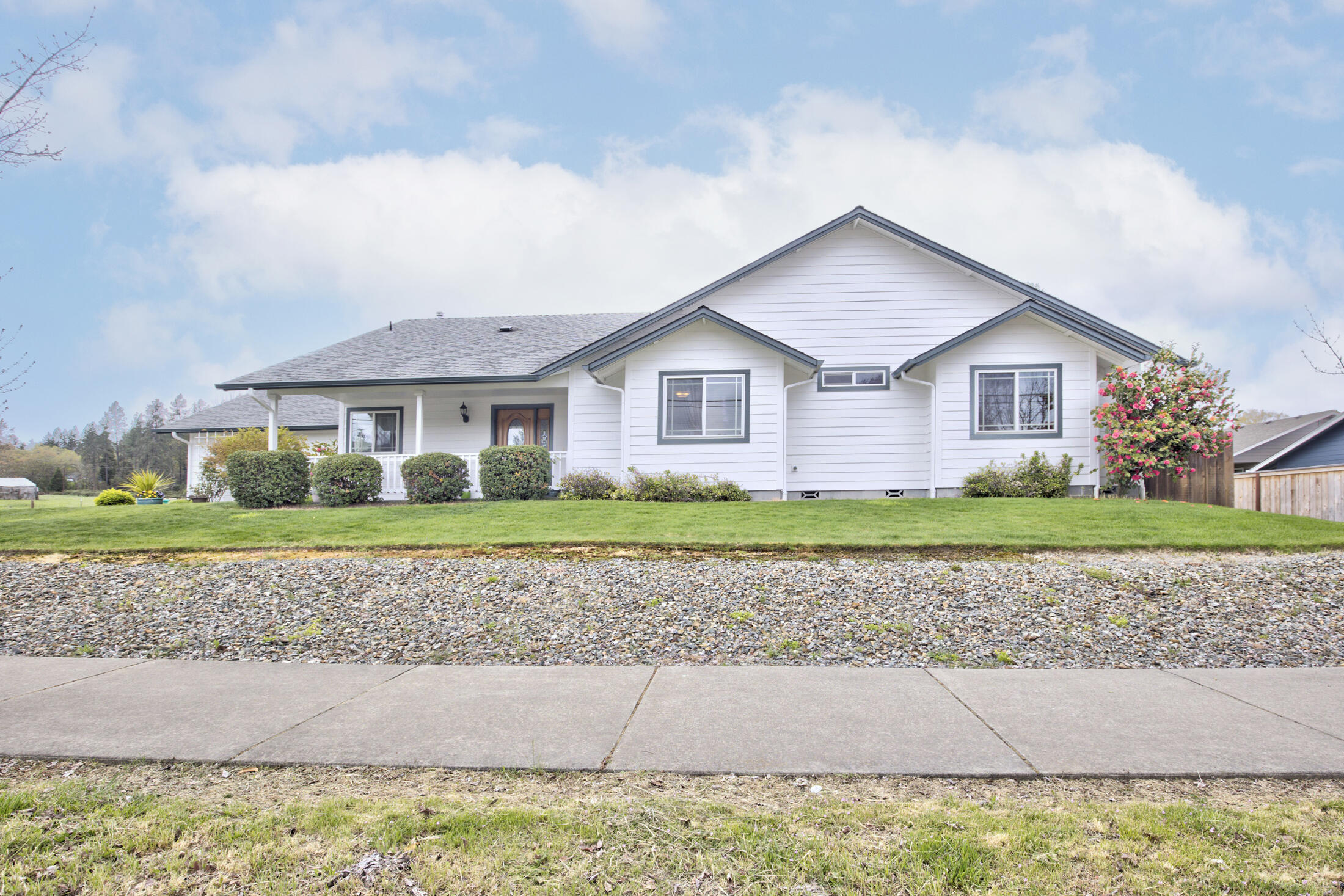 1507 West Harbeck Road Grants Pass, OR 97527 - Photo 3 of 27 0R1A6236_37_38_39_40