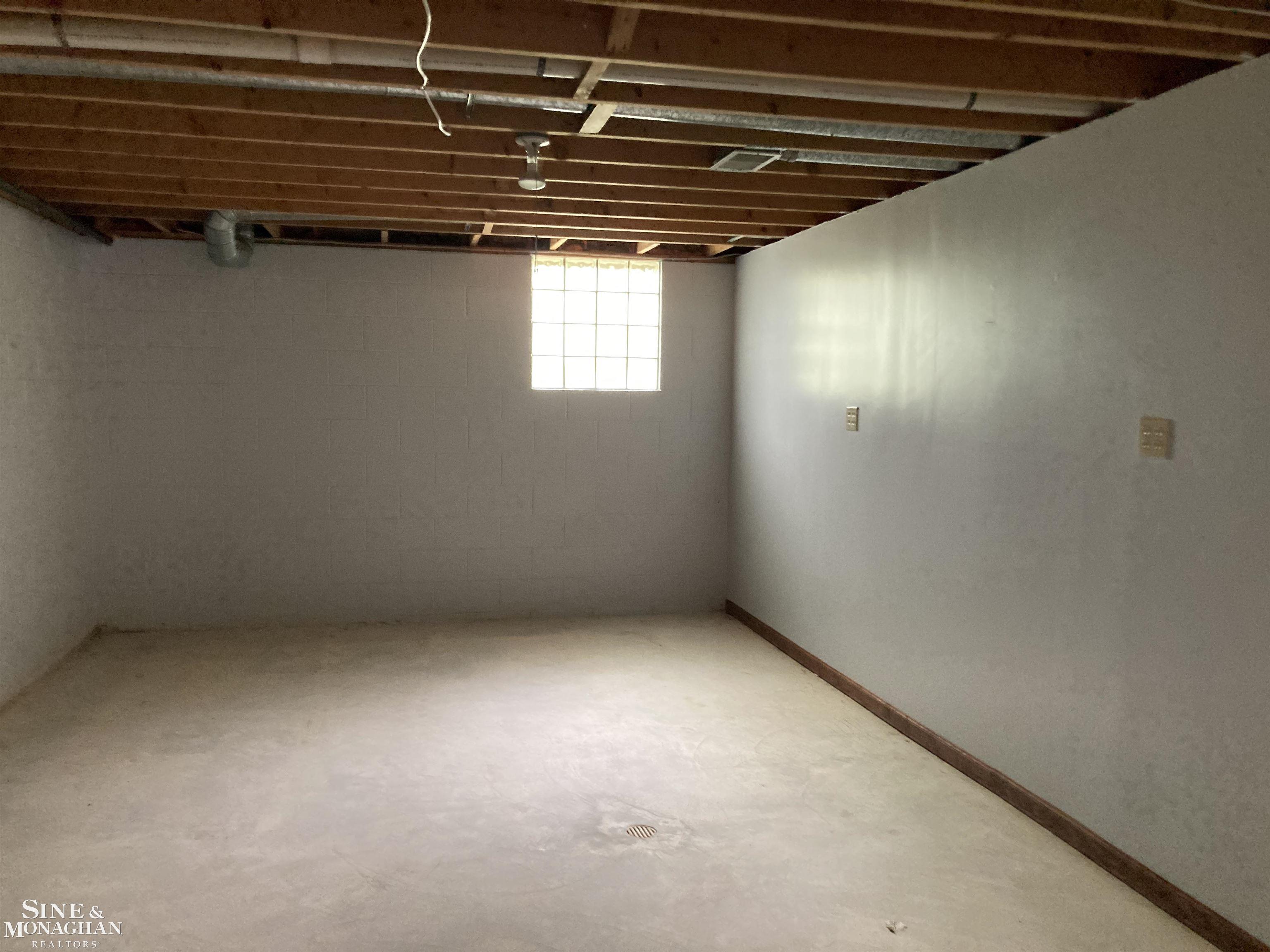 4260 Peck Road Port Huron, MI 48060 - Photo 20 of 27 50174679-8b1a7ff2-7627-4166-9548-c7895ebe71f9.JPG
