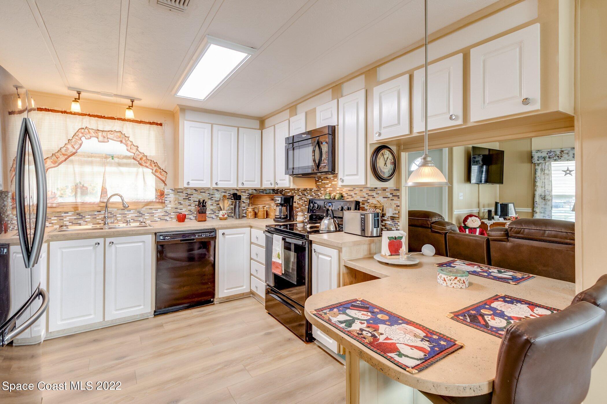 1990 Mango Street Northeast Palm Bay, FL 32905 - Photo 16 of 53 Breakfast bar/kitchen