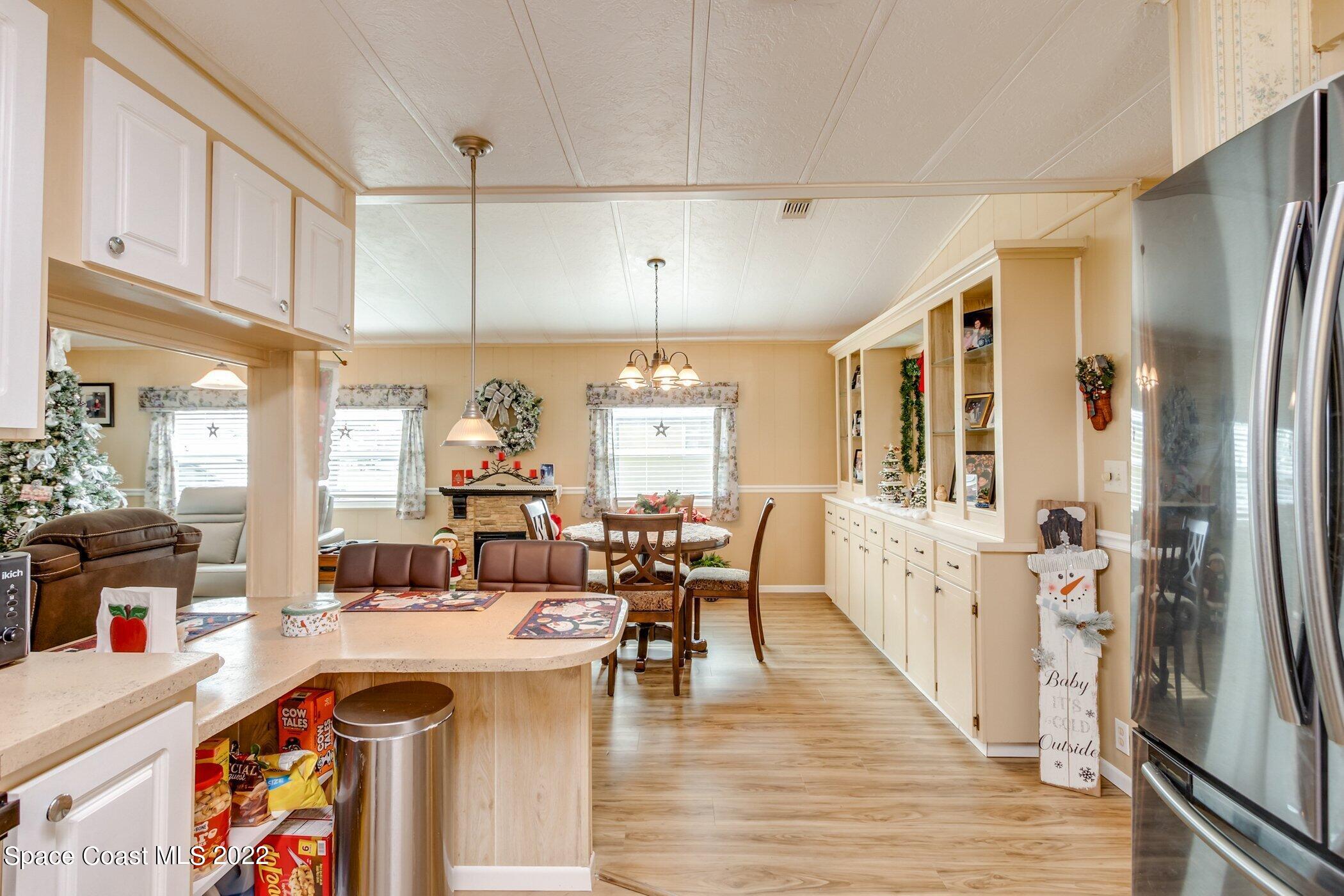 1990 Mango Street Northeast Palm Bay, FL 32905 - Photo 20 of 53 Kitchen/dinding