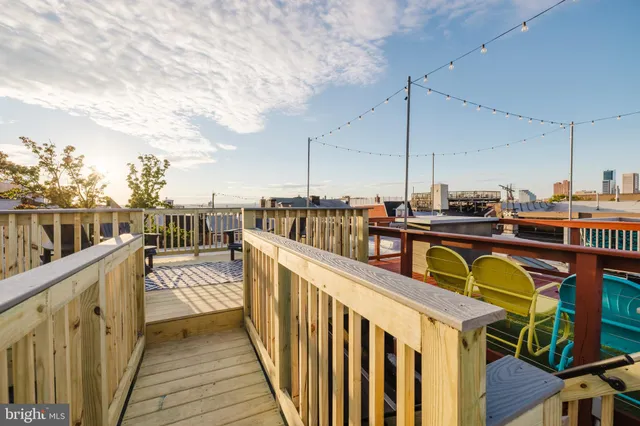 a view of an entryway with a livingroom